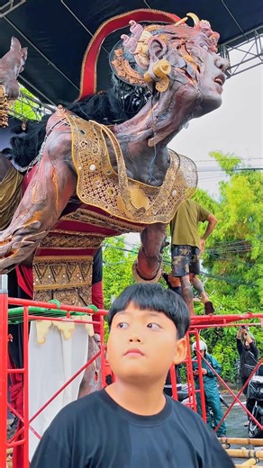 Genta Senja Omang liat ogoh-ogoh tainsiat dan gemeh di jam 6 pagi 🥰#wiangfamily