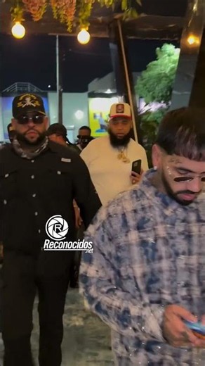 Anuel AA llegando con su equipo de seguridad a un establecimiento