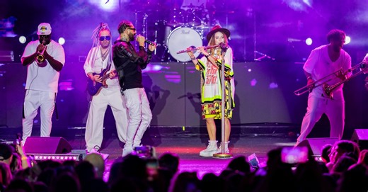 Connect-R a făcut din nou spectacol, aseară, la Ziua lui Ștefan! A cântat cu tatăl lui, iar la apariția lui Alex Velea, pe scenă, lângă el, publicul a fost în delir