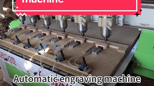 The automatic engraving machine engraves the wooden base.