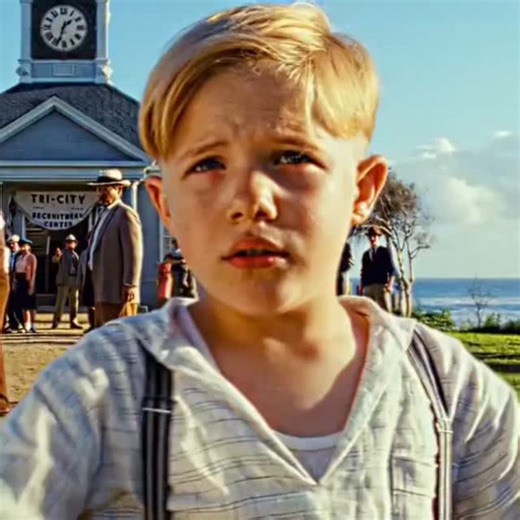 @onlymovieclips__ on Instagram: "本利用压电瓷砖将脚步转化为电能。这些瓷砖捕捉来自你脚步的动能。当你行走时，你的重量和动作会对瓷砖产生压力。瓷砖会轻微弯曲，从而产生机械应力。瓷砖内部的压电材料将这种应力转化为电能。每一步都会产生少量电荷，而数百万步结合在一起就能产生足够的电力来驱动 LED 灯、数字显示屏和传感器。在像涩谷车站这样繁忙的地方，每天大约有 240 万个脚步为这一系统作出贡献。这些电能可以被储存或立即使用，从而减少对传统电力来源的依赖，并支持可持续的城市基础设施。这种方法将日常运动转化为实用的可再生能源 #日本 #知识 #事实 #你知道吗 #推荐 #科技 #创新 #历史 #技术 #实验 #热门 … more"