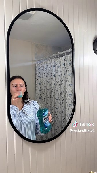 Amigas irse al dentista en el extranjero es otro tema, adivinen quien se olvido de sacarse la etiqueta