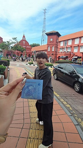 蔡常樂 on Instagram: "怎么你知道的？ . Samsung Galaxy Z Flip6 的全新 AI真的太強大了，Interpreter功能居然有Dual Screen Mode，你说的话，可以直接从外面的screen看到翻译！。FlexZoom更加不需要再自己动手zoom in zoom out。 赶快在 Samsung Malaysia 官方网站预购！ ‼️Giveaway 来了‼️ 1️⃣ Like 这个 post 2️⃣即日起至 19號只要你留言 你喜歡 #GalaxyZFlip6 的哪个新功能和為什麼，在加上#GalaxyAI #GalaxyZFlip6 就有機會贏取Galaxy Buds3 Pro！ 看看谁是幸运儿！ 記得要和帳號設置為public 🙌🏼 @samsungmalaysia @samsungmobile #SamsungUnpacked #GalaxyAI #TeamGalaxy #GalaxyZFold6 #GalaxyZFlip6 #withGalaxy"