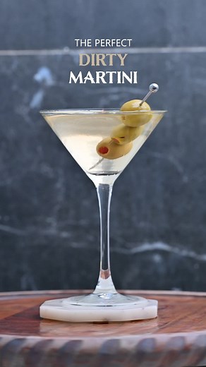 Oo, January – cold and dark, but it’s always good for a classic cocktail, and there is nothing more classic than a dirty martini 🍸. This is the perfect proportion for the best flavor! 😍 Recipe: \t•\t3 oz Vodka 🍹 \t•\t1 1/2 oz Olive juice 🫒 Garnish with 3 olives 🍸😊. Cheers! 🎉