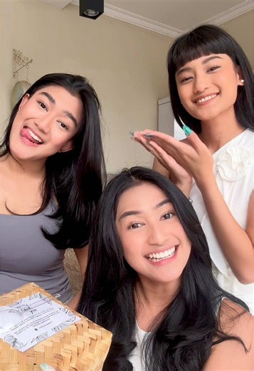 OUR FIRST VLOGGG!!! dengan ending yang gantung karena kita keenakan makan sampai akhirnya kita lupa kita lagi bikin video?!? НАНАНАНА