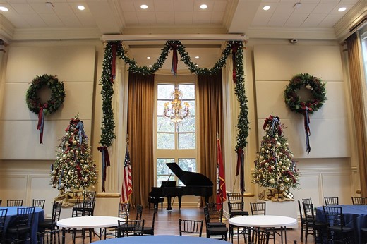 Mansion has a burgundy-and-blue Christmas | Arkansas Democrat Gazette 
