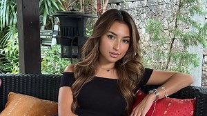 7 Tren Kalung Model Bunga Hitam 2025, Milik Jennifer Coppen Curi Perhatian