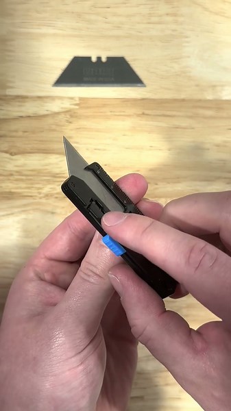 How to change the blades in HART's 4-in-1 Utility Knife 2 Pack #shorts #doitwithhart