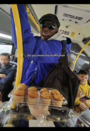 The muffin man?! #confidence #charisma #socialexperiment #hopecore #ttc