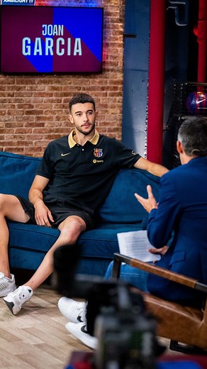 Barça One on Instagram: "🗣️ “Amb Ozuna… i a on ell em porti.” @ozuna, tenim a @__joangarcia fent la maleta per anar-se'n de vacances. Només falta el teu ‘sí’ 😏✈️ 📺 Ja disponible a Barça One 🔗 Link a la BIO!"