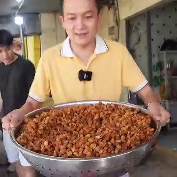 17M views · 76K reactions | Thì ra đây là món ăn khiến chị Bánh Mì mua được 5 căn nhà với 4 miếng đất!!! | Saigon Travel | Facebook
