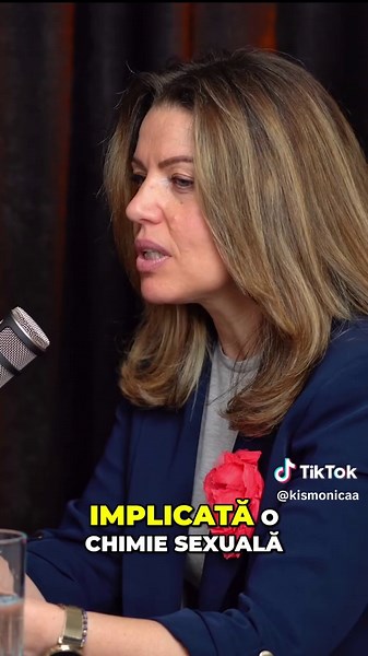 Cum îți dai seama că ce simți în relație e benefic? Nu e vorba de intensitate. O relație toxică poate fi la fel de intensă ca una sănătoasă — uneori mai intensă. Diferența e în direcție. Starea pe care ți-o trezește un partener sănătos te duce spre tine, nu departe de tine. Te simți mai clar, nu mai confuz. Mai liber, nu mai dependent. Mai curios despre cine ești, nu mai îngrijorat de cum ești perceput. Concret: dacă în prezența lui/ei poți fi prost uneori, nesigur uneori, obosit uneori — și nu 