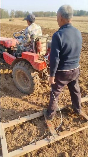 Manual Field Leveling Technique Combined with Tractor