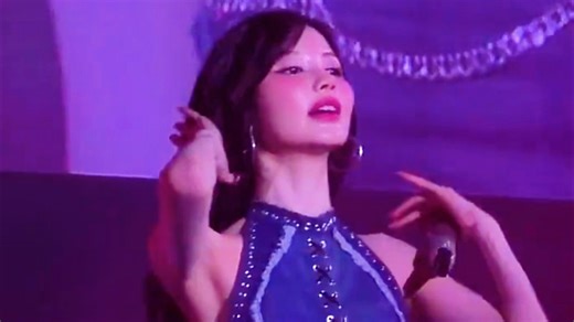 舞台事故！asa的衣服半分钟不到就开了两次，整个上衣居然就只靠一个魔术贴固定，这也太危险了....