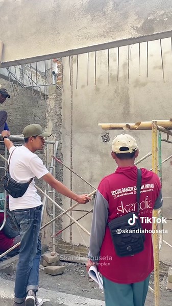 Selalu pastikan pekerjaan tukang terarah, agar hasil sesuai rencana!💪🏻🔥 Skandia House Bangun Rumah Impian FREE KONSULTASI via WA 0856 4876 6715 / link di bio — #desainrumah #desainrumahminimalis #desainrumahmodern #rumahimpian #rumahmodern #inspirasirumah #desainrumahtulungagung #desainrumahkediri #desainrumahsurabaya #kontraktorrumah #kontraktorbangunan #kontraktorcafe #kontraktortulungagung #kontraktorkediri #kontraktorsurabaya #jasabangunrumah #jasadesainrumah #jasadesaininterior #rumahmin