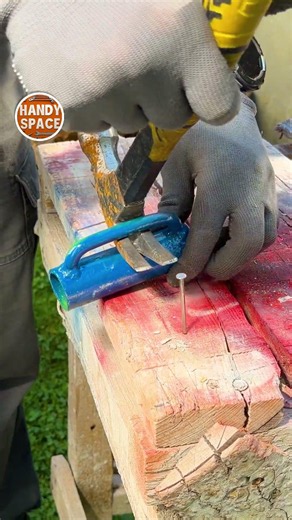 Long Nails? This Hammer Trick Makes Pulling Easy! 🔨😳