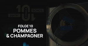 10 Jahre - 10 Songs. Das Finale. Die letzte Runde. Wir stoßen zum Schluss des Rückblicks an mit 🥂 und gönnen uns n paar krosse 🍟: POMMES & CHAMPAGNER. Wohl bekommts! | Kasalla