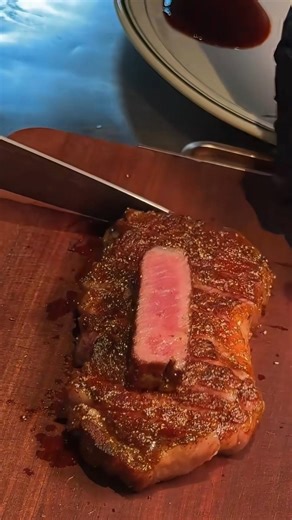 Perfectly Seared Juicy Steak with Crispy Crust 🔥🥩