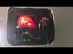 警護車、交機隊には欠かせない反転式赤色灯を下から覗いてみよう！