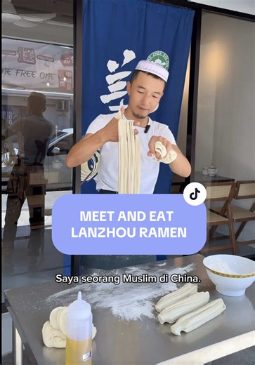Mee tarik Cina Muslim yang betul-betul padu kat Penang! Tukang masak import dari China, tarik mee depan mata… kuah dia berempah, daging lembut, harga pulak mesra poket 👌 Signature Beef Noodles RM18.80 tu wajib try! Dumpling RM6.90, Roujiamo RM9.90🔥 📍 MEET AND EAT LANZHOU RAMEN Lebuh Kimberley, George Town, George Town, Pulau Pinang ✅ Buka setiap hari ⏰ 11am - 11pm HALAL • SEDAP • BERBALOI #MeeTarik #CinaMuslim #PenangFood #LebuhKimberley #halalfoodie
