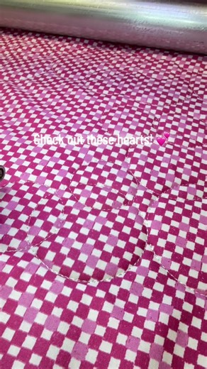 These hearts are popping! 🩷 What a fantastic yellow. This pre-quilted fabric is reversible! #apinklife #apinklifequilts #prequiltedfabric #bagbar #longarmquilting