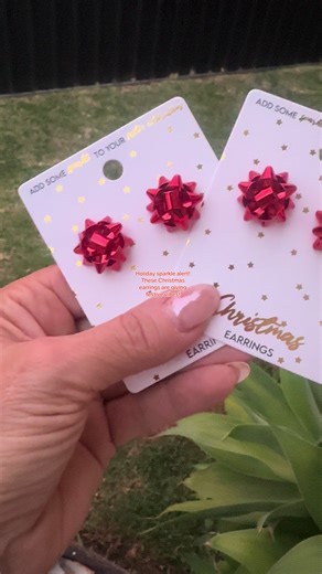 Holiday sparkle alert! These Christmas earrings are giving festive vibes 🎄✨ Perfect for your Xmas outfit 🤶 #byoudesigns #jewellery #christmasearrings #earrings #christmas