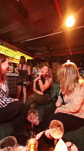 Noche de chicas en UNDHER: reserva tu mesa para hacer nuevas amigas