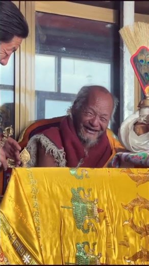 Like the natural (uncontrived) smiling face of the Lama.བཅོས་མིན་བླ་མའི་ཞལ་འཛུམ་།