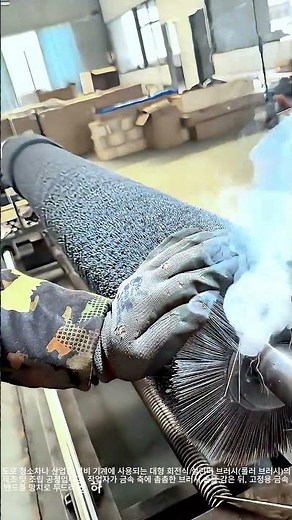 고강도 와이어 브러시 조립을 위한 금속 밴드 압착 및 아크 용접 과정 #worker #process #brush #machinery #manufacturing