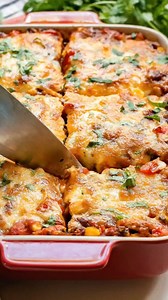 This Mexican Tortilla Casserole is vegetarian, gluten-free, takes only 15 minutes to make!✨Type RECIPE and I'll send it directly to you. | The NellieBellie Kitchen