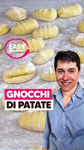 Cookist on Instagram: "Ma negli gnocchi di patate ci va l’uovo?🧐 🧑‍🍳Il nostro @micheleghedo ti dà qualche consiglio per farli perfetti a casa, morbidi e NON GOMMOSI! 👉INGREDIENTI 1kg di patate a pasta bianca 300g di farina 00 Sale Q.B. 1 uovo Per il sugo al pomodoro 500g di pomodori pelati 2 cipolle dorate Sale Q.B. 👉PREPARAZIONE 1. Lava le patate, inseriscile in una pentola con acqua fredda, porta a bollore e cuoci per circa 40 minuti. 2. Preleva le patate, tagliale a metà e sbucciale. 3.