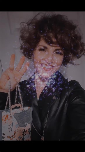 3 years ago today since i did my 1st Whitney Show! Wow what an absolutely amazing experience its been!! 😍 Ive travelled all over the south of england entertaining hundreds of people every week. Its been SO much fun!! I just love singing all this memorable, beautiful and powerful songs and I enjoy the deep connection it brings between myself and my audiences. Whitney also has so many phenomenal dance tracks aswell which is right up my street and its always such a joy to dance too and pack out a 
