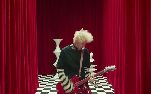 Machine Gun Kelly - emo girl feat. WILLOW (Official Music Video)