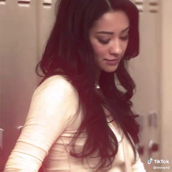 Emily eat Spencer in this scene #plledit #fyp #foryoupage #viral | pll