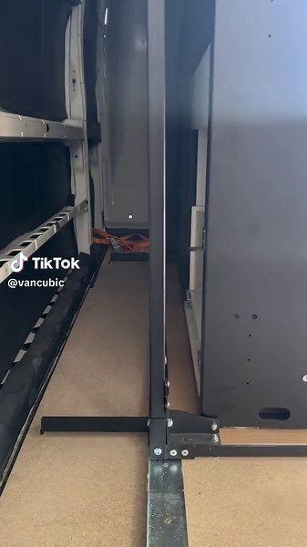 Siempre nos preguntais si se pierdenmucho espacio por culpa del pase de rueda de la furgo, como veis la respuesta es NO, ya que una vez se inteoducen los Vancubic se expanden para utilizar eñ ancho total de nuestra furgo!!! #vancubic #vanlife #furgocamper #camper #canpervan