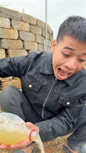 Sudden Water Pour – The Ghost Gets Scared and Disappears 😱💦#shockingfood #viralvideo #ai