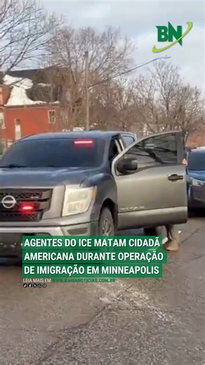 Site Bahia Notícias on Instagram: "Um agente do Serviço de Imigração e Alfândega dos Estados Unidos (ICE) matou a tiros uma mulher de 37 anos durante uma operação de fiscalização migratória em Minneapolis, nesta quarta-feira (7). Segundo a ABC News, a vítima era cidadã americana. Imagens divulgadas nas redes sociais mostram o momento em que a motorista é abordada por agentes federais, que ordenam que ela saia do veículo. Diante da recusa, um dos agentes dispara pelo menos três vezes. De acordo