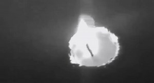 “Vom muri și vom fi liberi”- așa s-a strigat la Timișoara. Există în istoria unui neam clipe care nu se măsoară cu ceasul, ci cu bătaia inimii Lui Dumnezeu. Una dintre aceste clipe s-a petrecut în decembrie 1989, pe treptele Catedralei din Timișoara – acolo unde Cerul a coborât atât de aproape de oameni, încât lacrimile s-au prefăcut în sânge. Acolo, în fața Bisericii Lui Hristos, unde ar fi trebuit să bată doar clopotele, armele au tras în împotriva propriului popor. Împotriva celor care voiau 