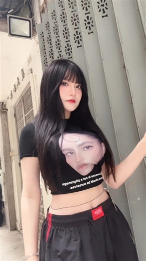 芊華🧜🏻‍♀️Cheang Chin Wa on Instagram: "本來我想走性感路線的…. 最近被這首歌洗腦了🙂‍↕️ （同埋我唔應該食完嘢拍🙂‍↔️）"