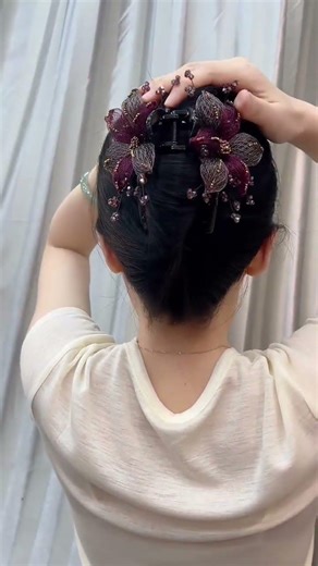 Hair Accessories" "How to Use Claw Clips" "Hairstyle Tutorial"