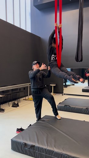 Fly with us this fall starting September 5th as we lift off with DA FLY Open Aerial Classes led by the incredible @mrterrybeeman. ✨TUES✨7:00pm - 8:30pm FLY Adult Aerial✨WED & THURS✨10:30am - 12:00pm FLY Adult Aerial 12:30pm - 2:30pm FLY Wall Vertical Dance ✨FRI✨4:30pm - 5:30pm FLY Youth Aerial (9-12 yo)7:00pm - 8:30pm FLY Adult Aerial✨SAT✨10:00am - 11:00am FLY Youth Aerial (9-12 yo)11:00am - 12:00pm FLY Teen Aerial (13 ) #DADA #openclasses #aerial #lyra #aerialsilks #cirque #acrobatics #fly #deb