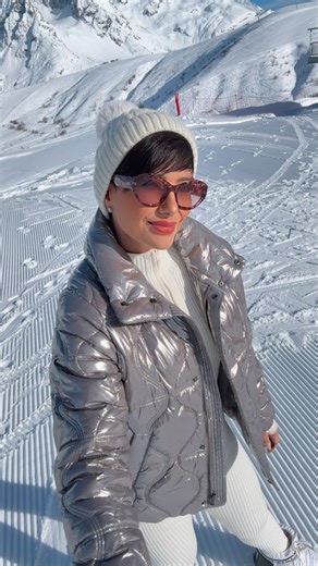 @greicejoviane on Instagram: "Existe uma crença silenciosa no mundo dos negócios: a de que crescer necessariamente vai custar sua paz. Que faturar mais significa dormir menos, carregar mais peso e aceitar viver permanentemente cansado. Só que isso não é maturidade empresarial, isso é desorganização emocional travestida de sucesso. Em muitos lugares do mundo você percebe uma diferença clara. Pessoas não vivem correndo o tempo todo, vivem estruturadas. A agenda é clara, as decisões são conscientes