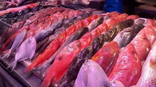 Armed with only a humble £20 note, our reporter headed out to commandeer all the fish we can from the famous Bullring Indoor Market. This particular market is home to one of the UK's most formidable fish collections, offering produce from across the world from a diverse range of retailers. Finding a great deal should hopefully be an achievable task for our protagonist today, as he meanders in this bustling marketplace - a cornerstone of Birmingham since the 1800s. #birminghammarkets #birminghams