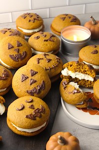 Jack-O-Lantern Pumpkin Whoopie Pies! 🎃 You can find the full recipe on my website 🤎 https://thesqueakymixer.com/jack-o-lantern-pumpkin-whoopie-pies/ | The Squeaky Mixer