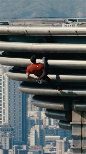 No hands is crazy 😱 #SkyscraperLive | Netflix