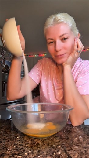 Alisha on Instagram: "3-4 зеленых/кислых яблока (у меня Granny Smith) 4 яйца 110гр сахара 160гр муки 1ч л разрыхлителя Яйца с сахаром взбить в плотную пену. Муку и разрыхлитель просеять, добавить к яйцам. Корица опциональная, но мне нравится аромат. Выпекать 40 минут при 180по цельсию. #сша #америка #жизньвсша #жизньвамерике #шарлотка"