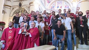 “Arriba el Atlas, campeones” 😎 Se cambió el grito en la catedral Metropolitana de Guadalajara. 🦊 🎙 TVArielDep #DesfileRojiNegro ❤️🖤 #TVAztecaJaliscoDigital | TV Azteca Jalisco