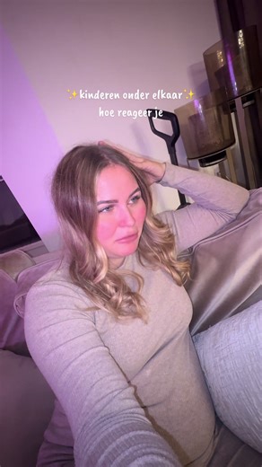 Ik vind dat toch lastig! Aan de ene kant denk ik dat je best mag ingrijpen, ik zou ook willen dat iemand tegen mijn kind zegt dat ze iets niet mag doen als ze iets doet wat een ander pijn doet (op een normale manier uiteraard) maar je weet nooit hoe een ander daar in staat! #sahm #momlife #momtok #babyfood #momtalk