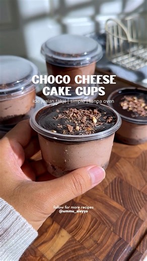 Umma Aleyya & Adik Hanif on Instagram: "[SAVE DULU AJA] Ide jualan takjil simple, bikinnya gampang, tanpa oven, lagi booming bgttt😍 CHOCO CHEESE CAKE CUPS Bahan : Biskuit cokelat 1 pack Margarin leleh 30 gr Haan wippy cream 150 gr @haansweethaan Bendico cocoa powder 2 sdm Air dingin 300 ml Keju oles 1 pack Colatta dark compound 100 gr @colattarumahan Susu fullcream 70 ml Wajib coba ya! Tag & mention aku kalau recook🫶🏻 #chococheesecake #nobakecheesecake #haanwippycream #bakinggampanghatisenang