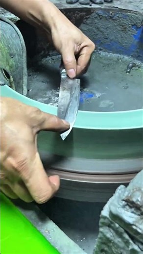Sharpening High-End Knives with a Horizontal Water Grinder